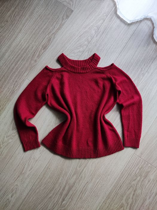 Czerwony sweter swetr z odkrytymi ramionami mohito