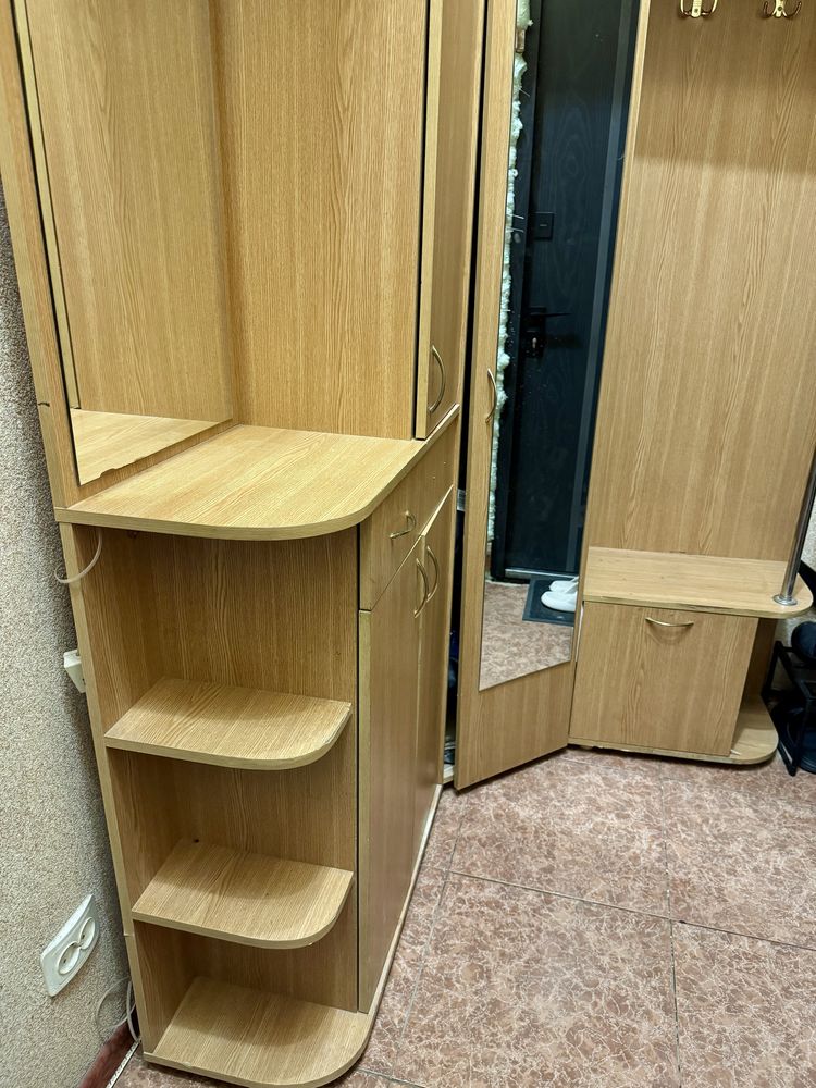 Продається шафа в прихожу