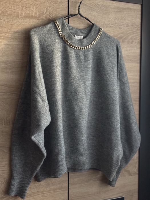 Сіра кофтинка H&M з декоративною прикрасою, розмір L