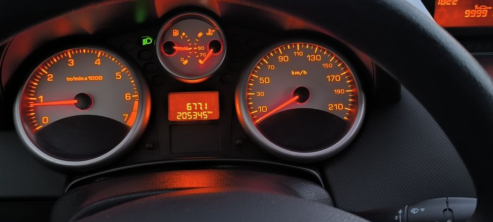 OTIMA OPORTUNIDADE - Peugeot 207 1.4 16 V