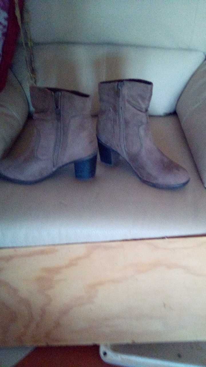 Botas de camurça praticamente Novas