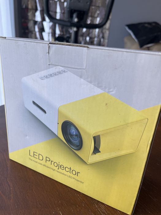 Домашний Портативний LED проектор YG300.