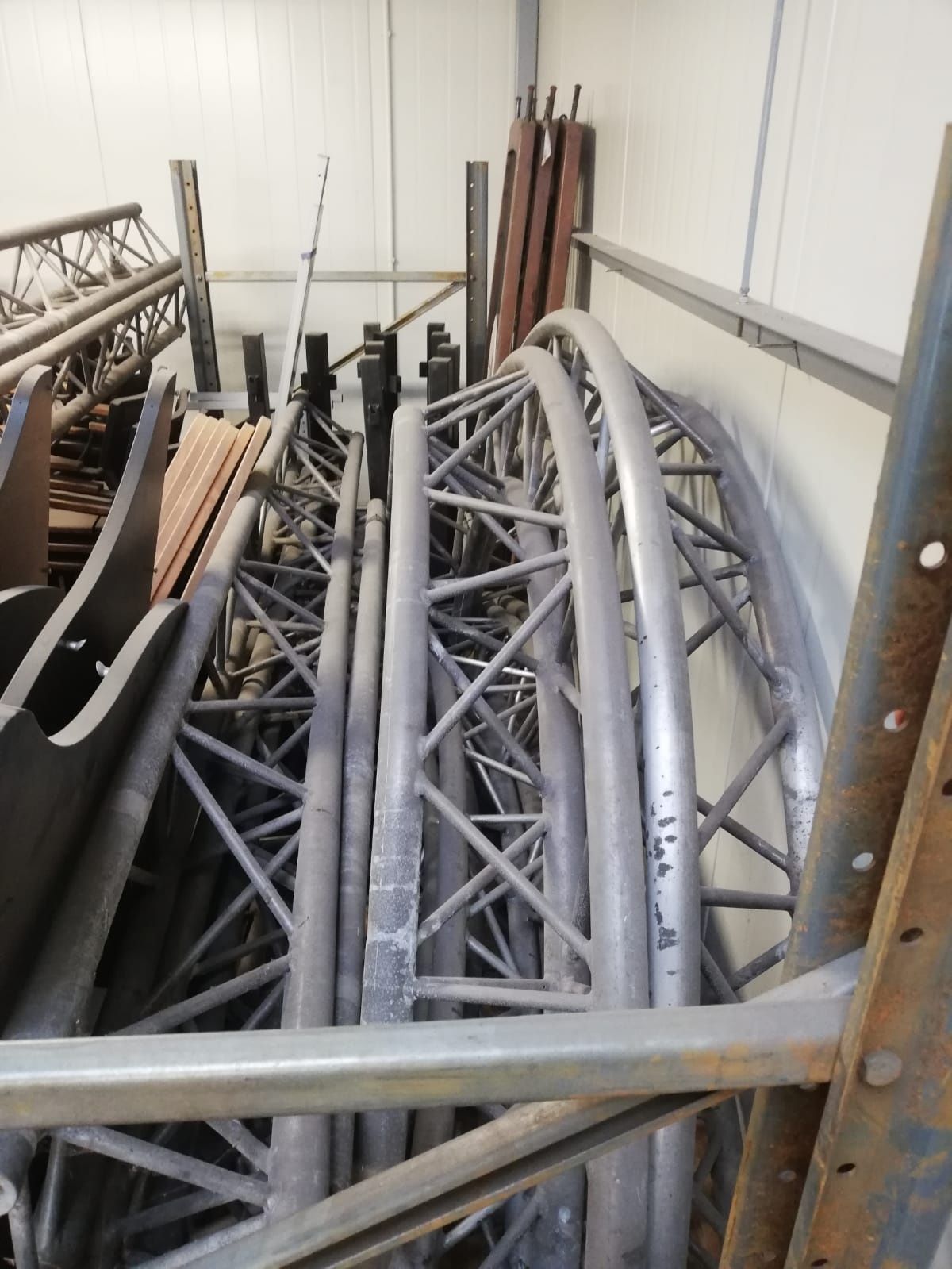 Trzy rurowe trawersy oświetleniowe aluminiowe : dyskoteki, koncerty
