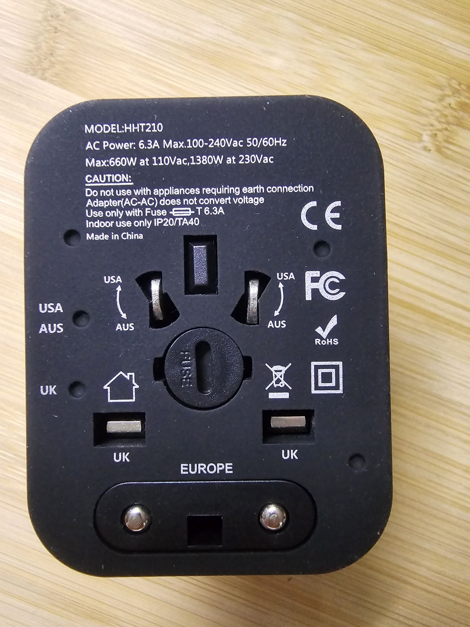Tomada eléctrica universal com USB