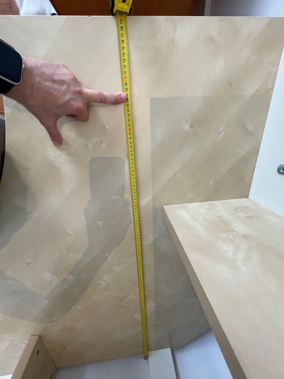 Mesa angular MiKael Ikea cor betula com estantes e porta revistas
