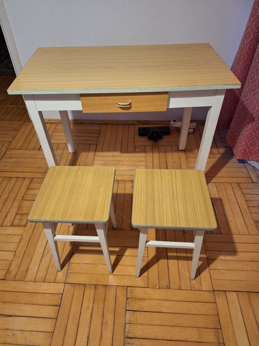 Stół kuchenny  i taborery z czasów  PR L  ( komplet)