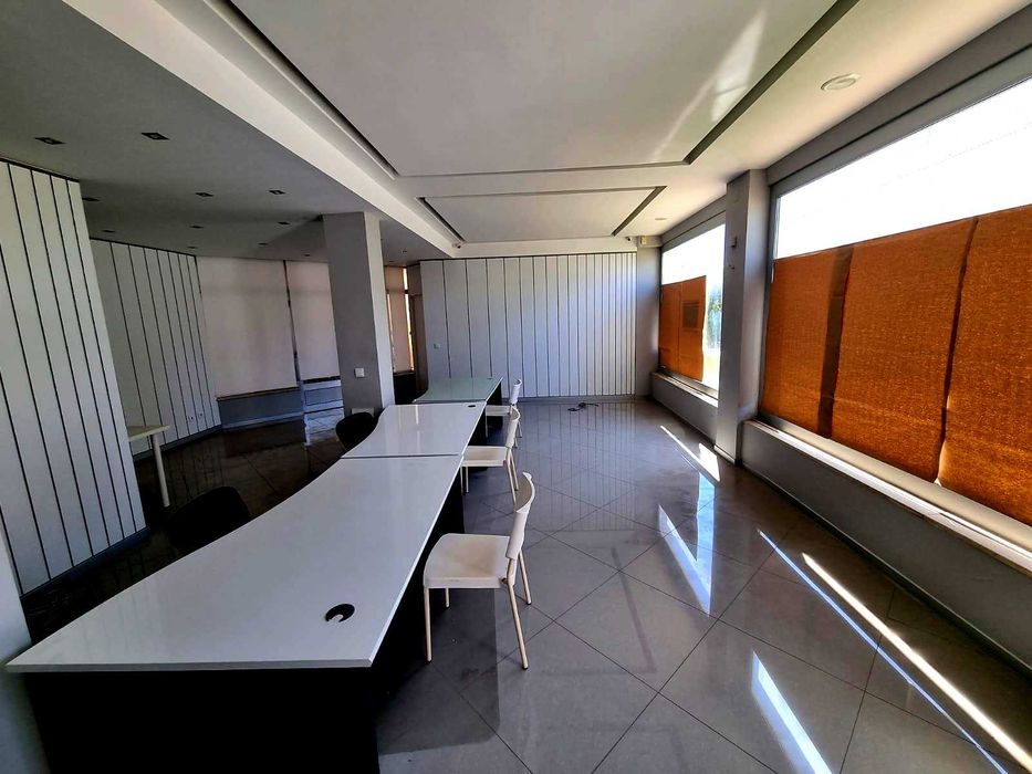 Loja / Escritório de 147 m² Arrendamento em Lagoa - Espaço Comercial