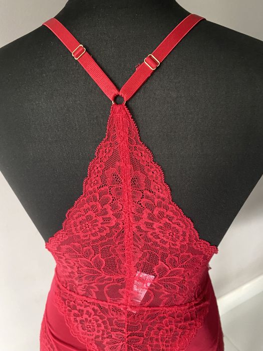 Czerwone koronkowe body S/m