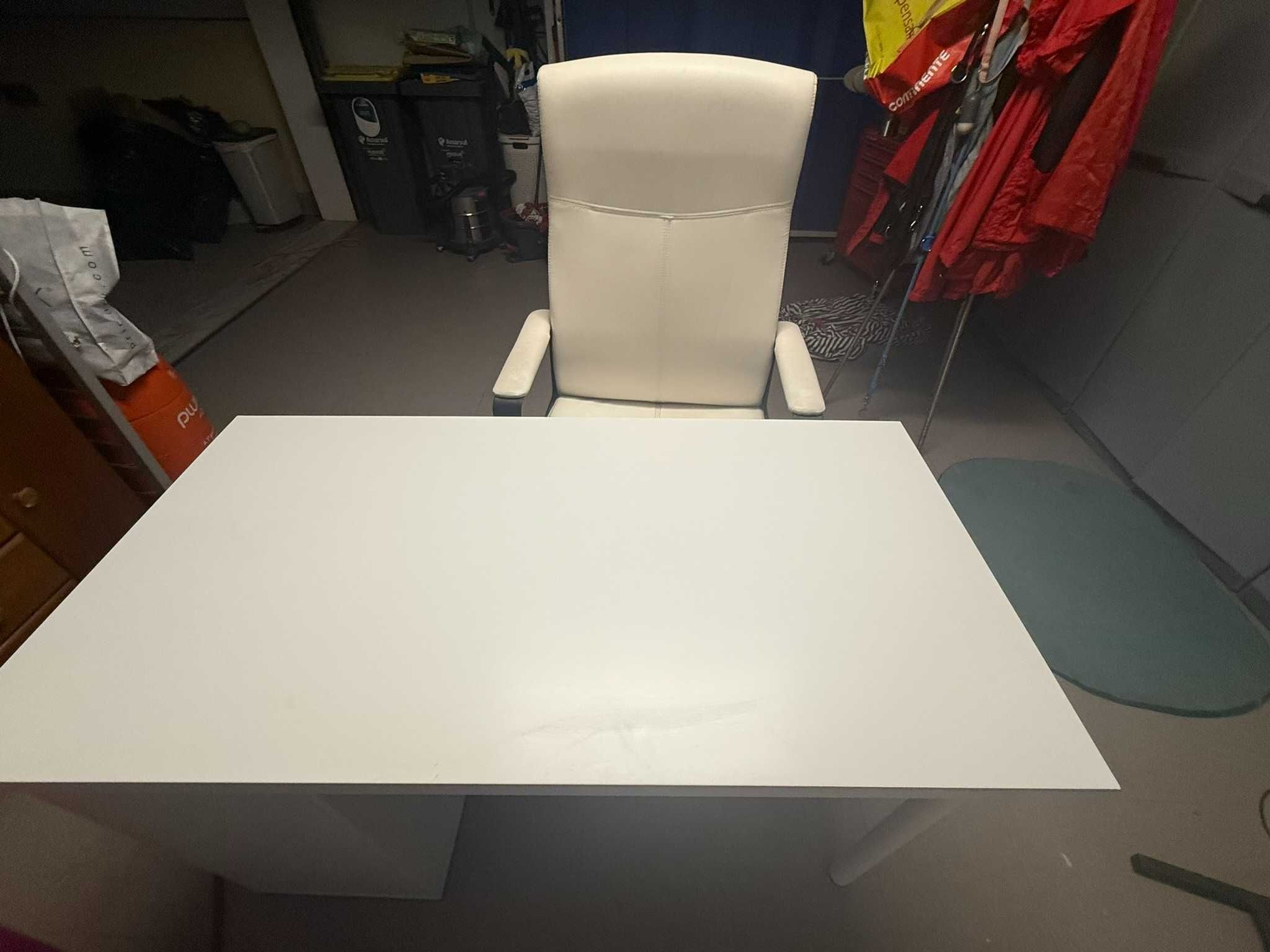 Secretária e Cadeira de Escritório IKEA (conjunto)