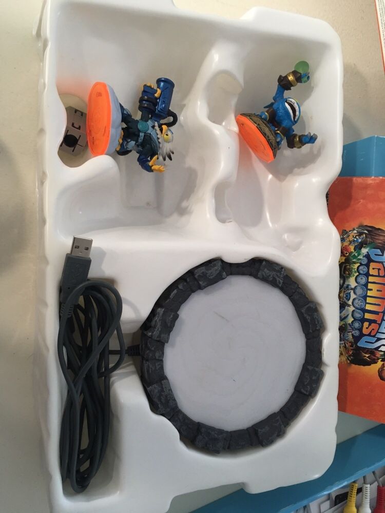 Nintendo Wii + 2 jogos + skylanders