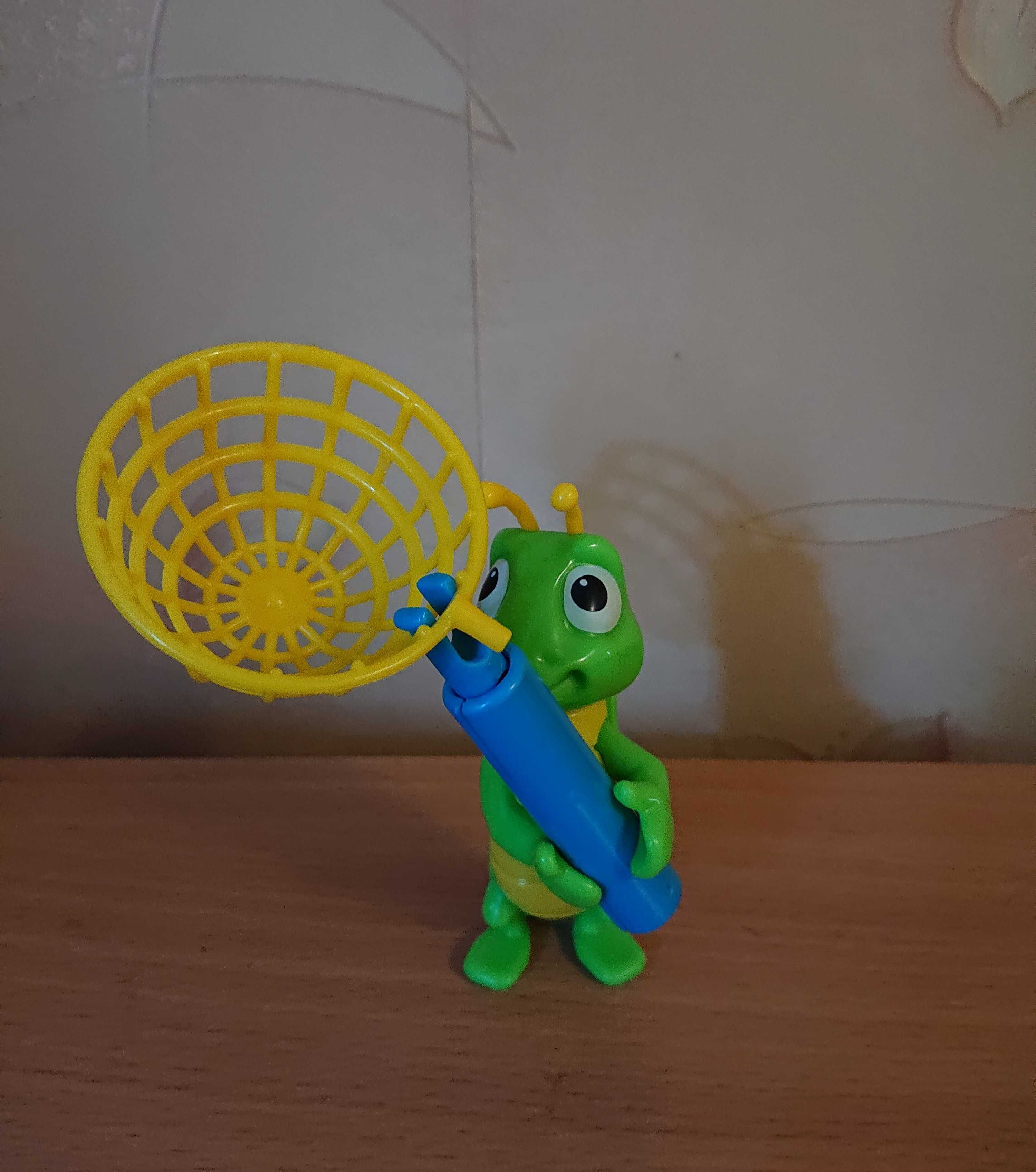 Игрушка фигурка кузнечик с сачком из киндер сюрприз