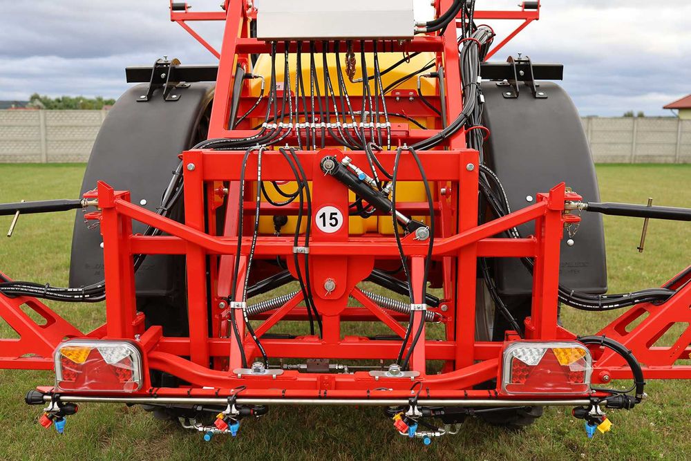 Opryskiwacz polowy przyczepiany rozkład. Hydraulicznie PROTON