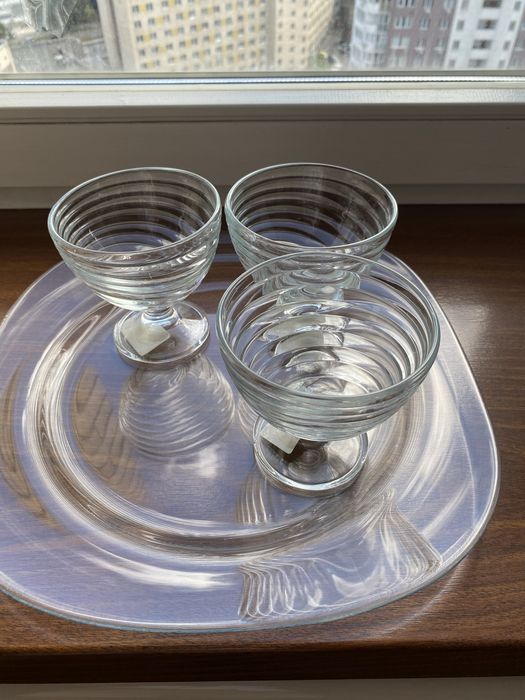 Блюдо и вазочки для мороженного цена за все 400 грн