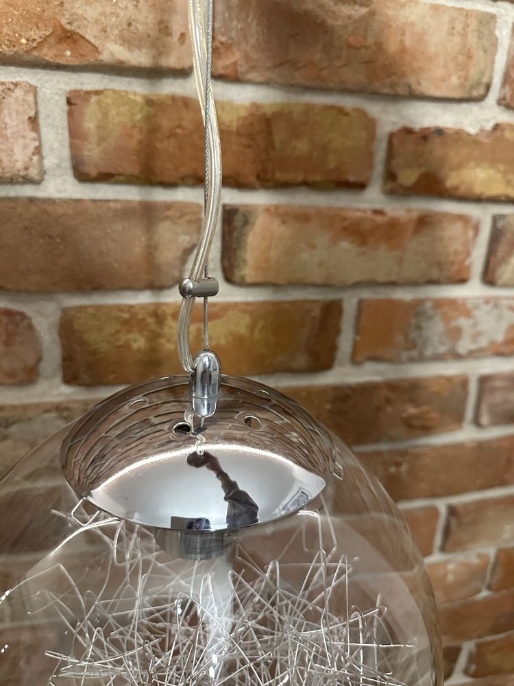 Lampa szklana z drutami
