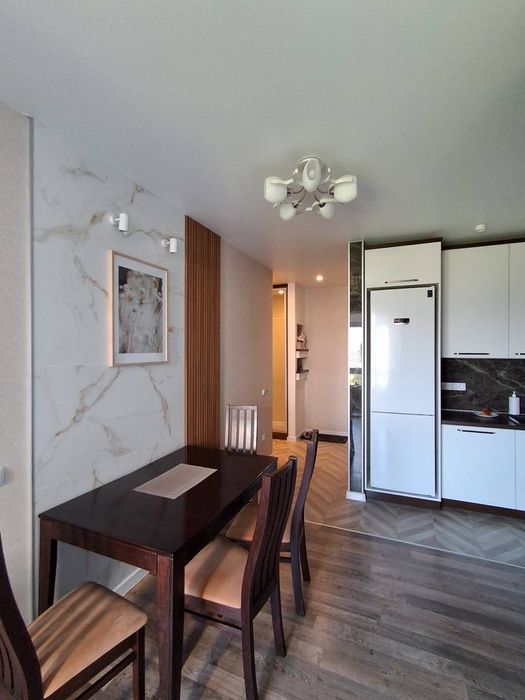 Продаж 2 км квартири на березі міського озера