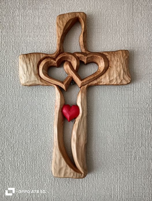 Krzyż rzeźbiony drewniany