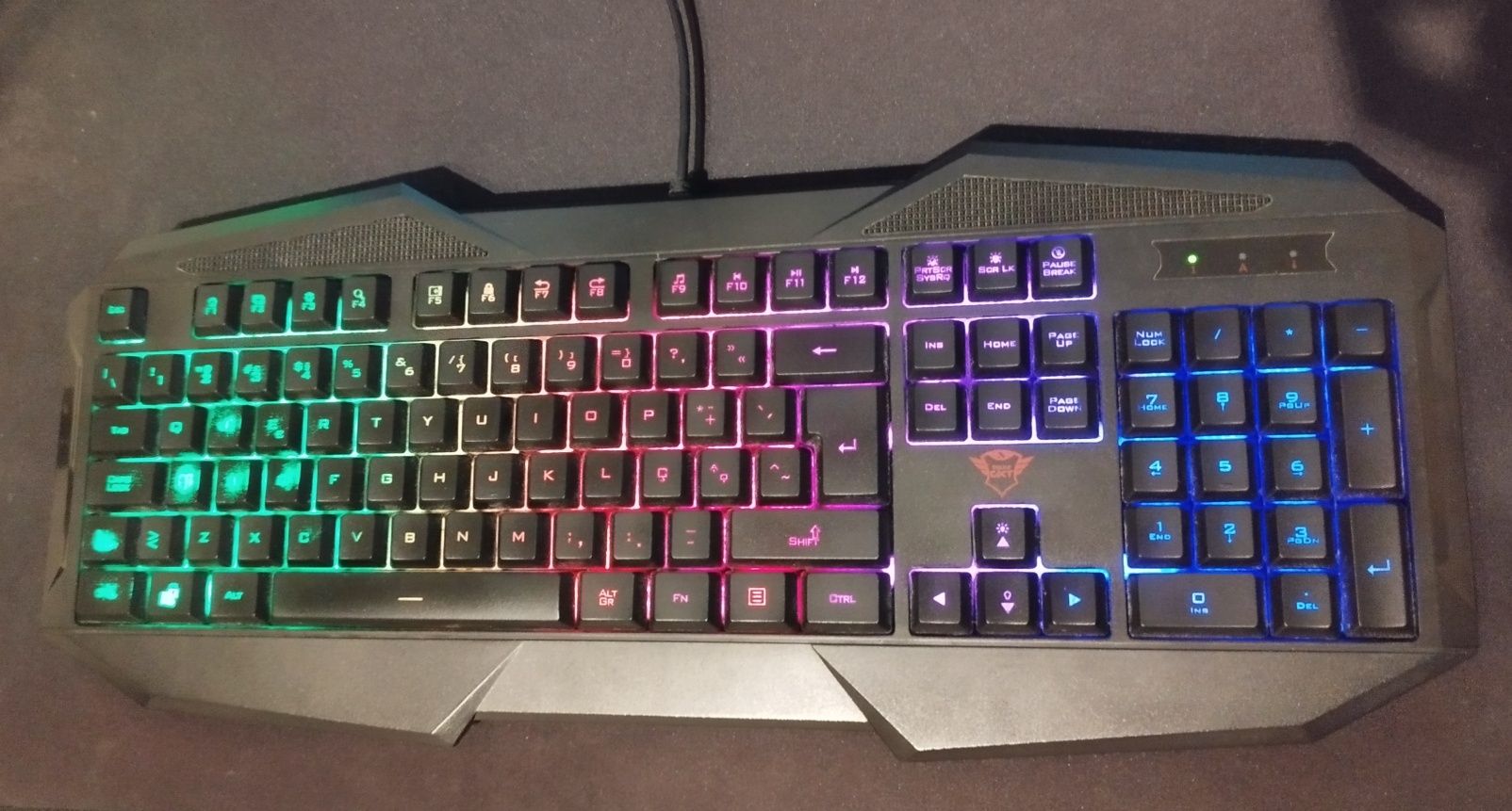 Vendo teclado gamer da Trust GXT em bom estado