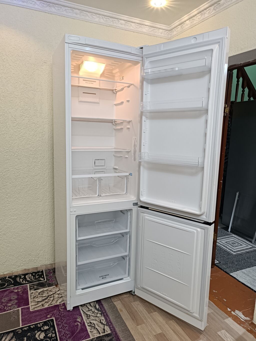 Холодильник Indesit DF5200F