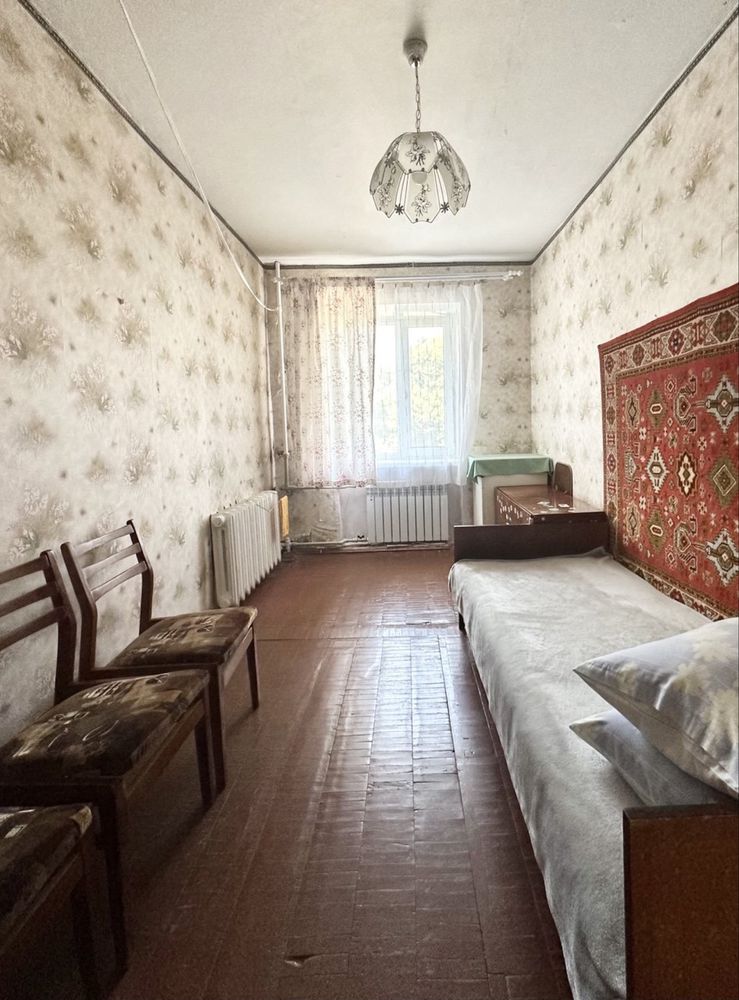 Продаж двокімнатної квартири в центрі на другому поверсі!