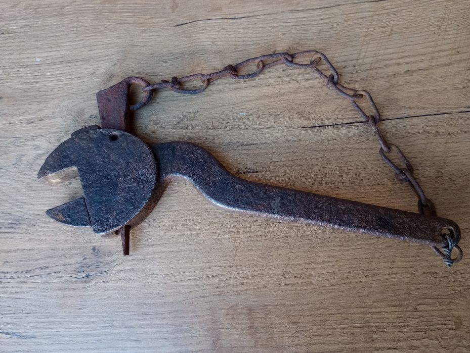 Zabytkowy klucz nastawny. Wyrób kowalski. Retro