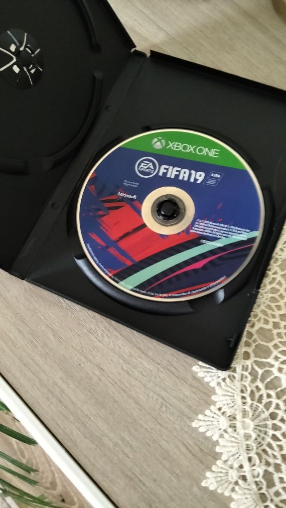 Xbox one S 1tb + pad+ gra FIFA 19