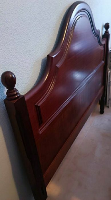 Cama de casal com duas mesas de cabeceira e estrado de ripas