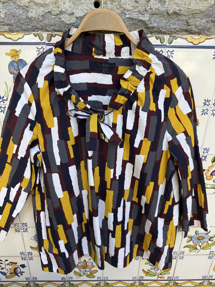 Blusa COS com folhinho e laço na gola