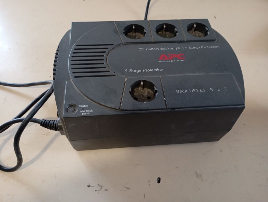 Безперебійник APC BE525-RS в робочому стані