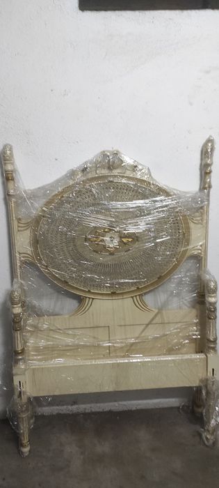 Mobília de quarto individual, cama com cabeceira em palhinha