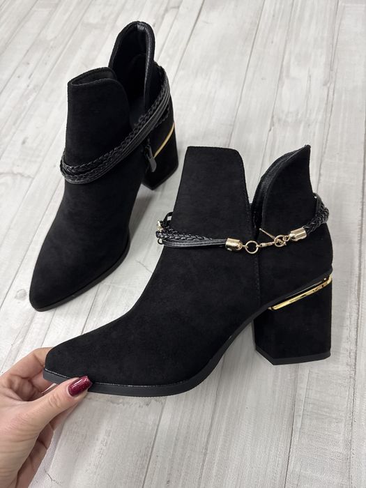 Czarne botki damskie na słupku wycięte zamszowe r.39