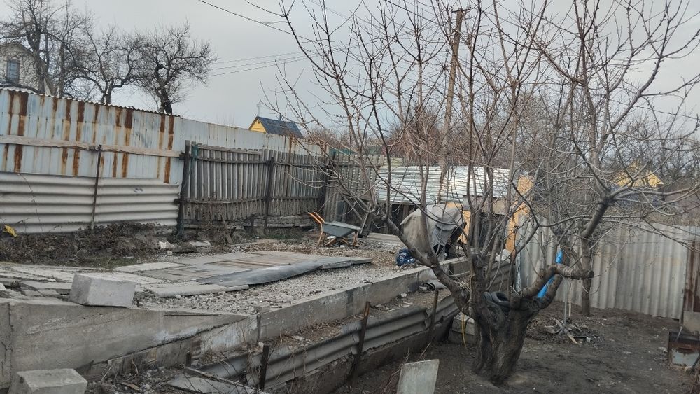Продам дачный участок з домом в центре города.