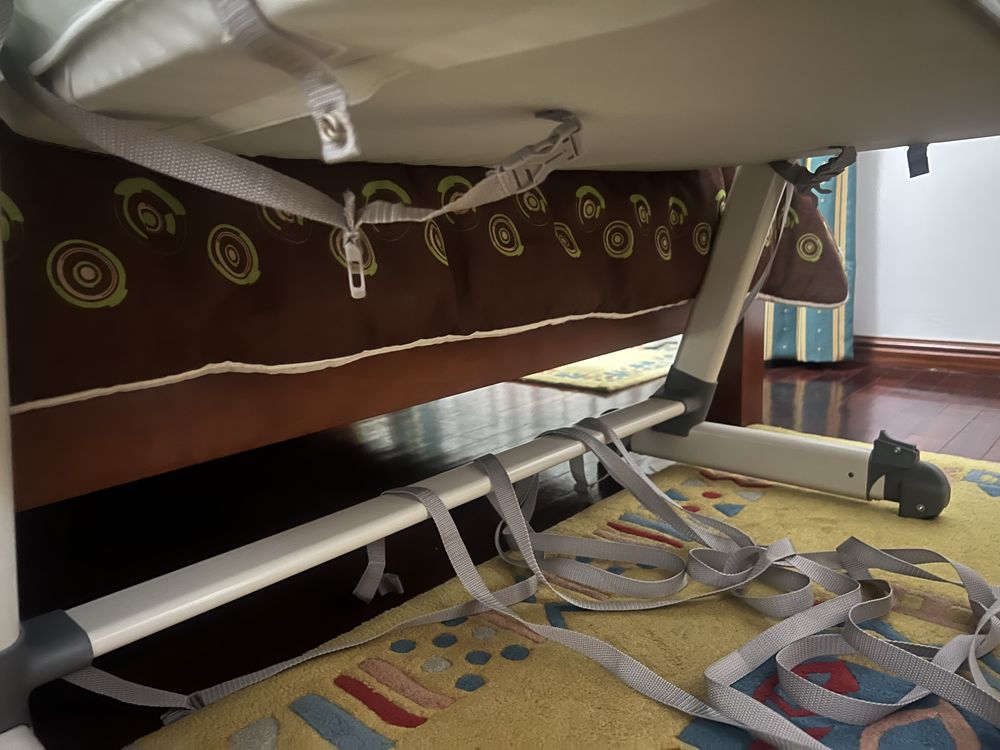 Berço de fixação à cama com altura ajustável