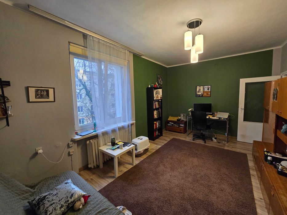 Blisko Manufaktury, mieszkanie 2 pokojowe w bloku z oddzielną kuchnią.