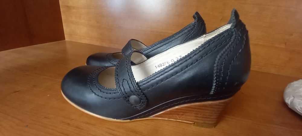 Sapato preto em pele da FLY