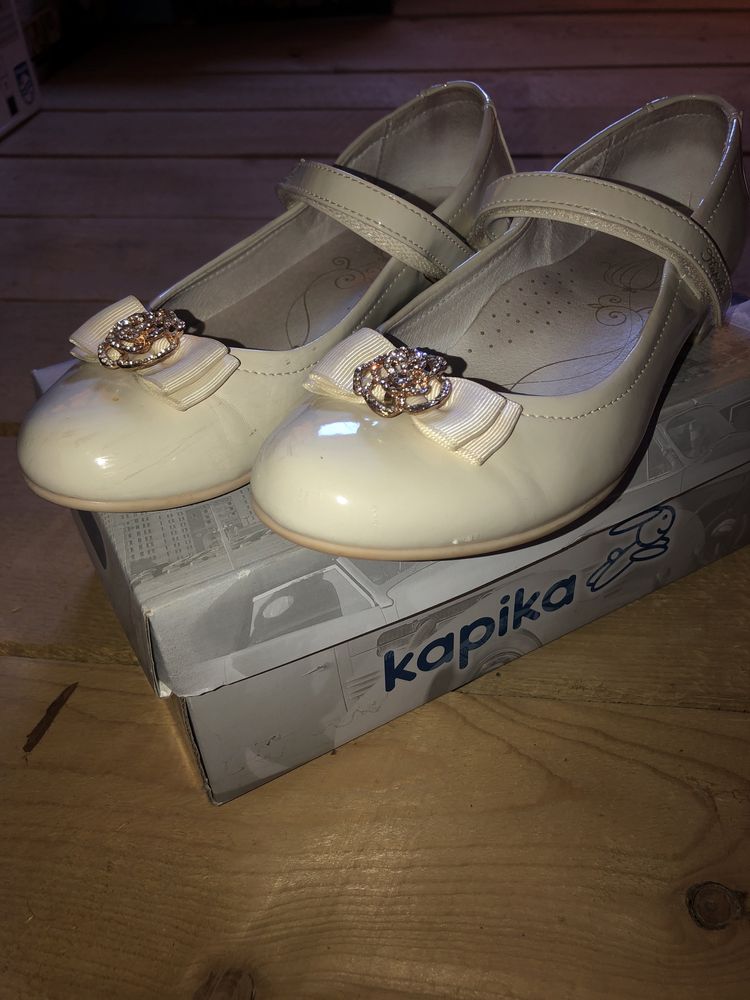 Продам гарні святкові туфлі для дівчинки «Kapika”
