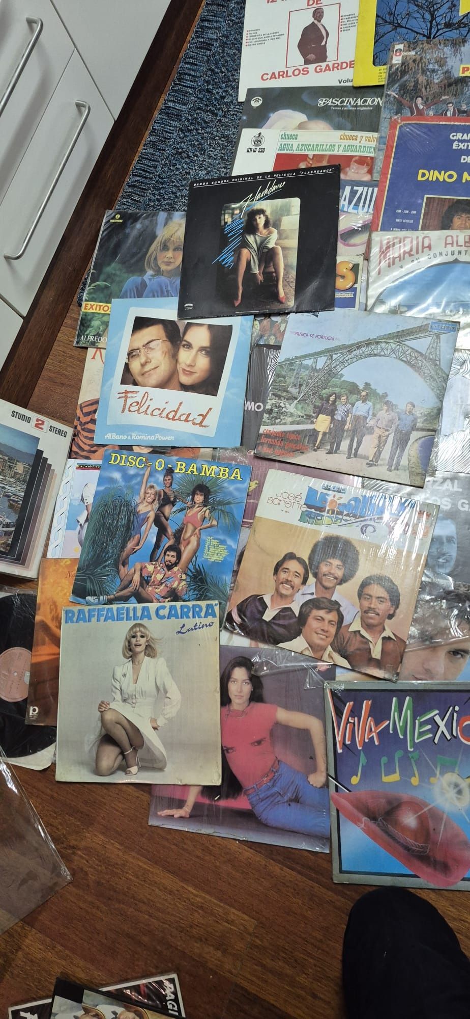 Vendo 150 discos de  vinil