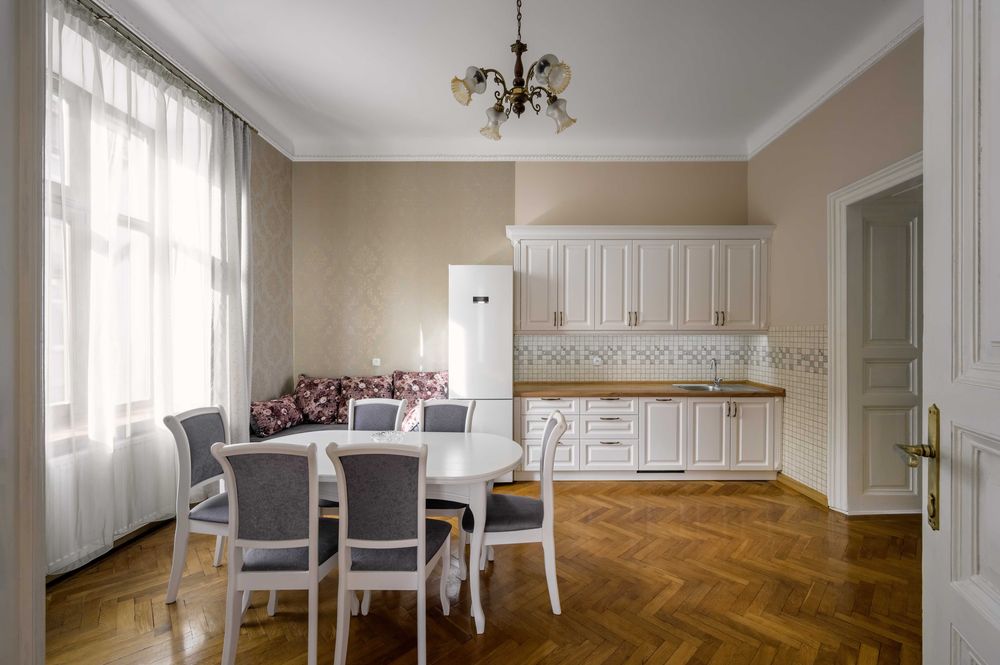 Оренда просторої 2к в історичному центрі.