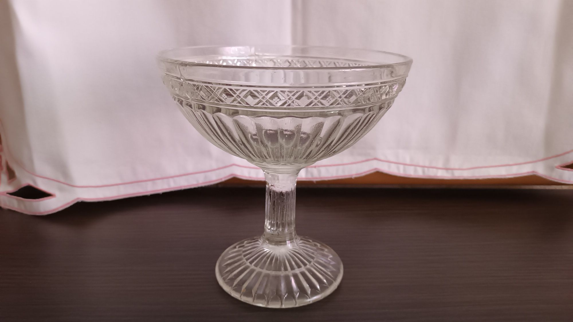 Цветное стекло,   конфетница, кувшинчик, часы.