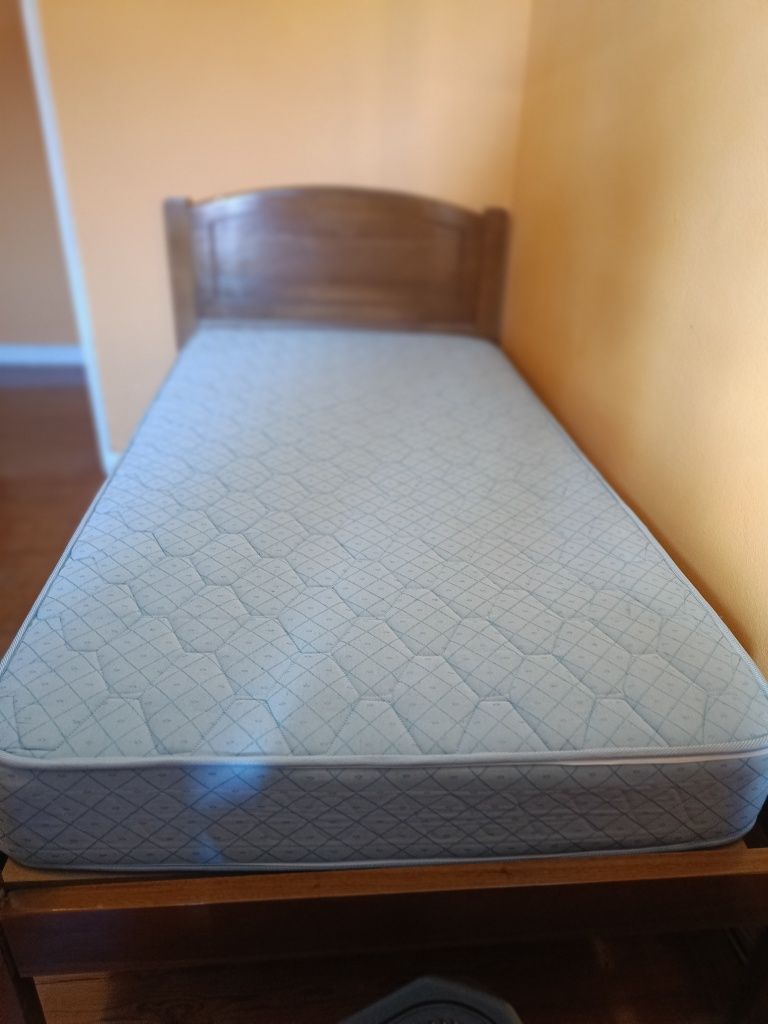 Cama com colchão em Madeira Pinho