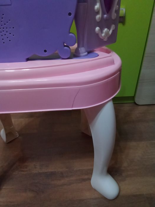 Toaletka z lustrem i krzesełkiem dla dziewczynki