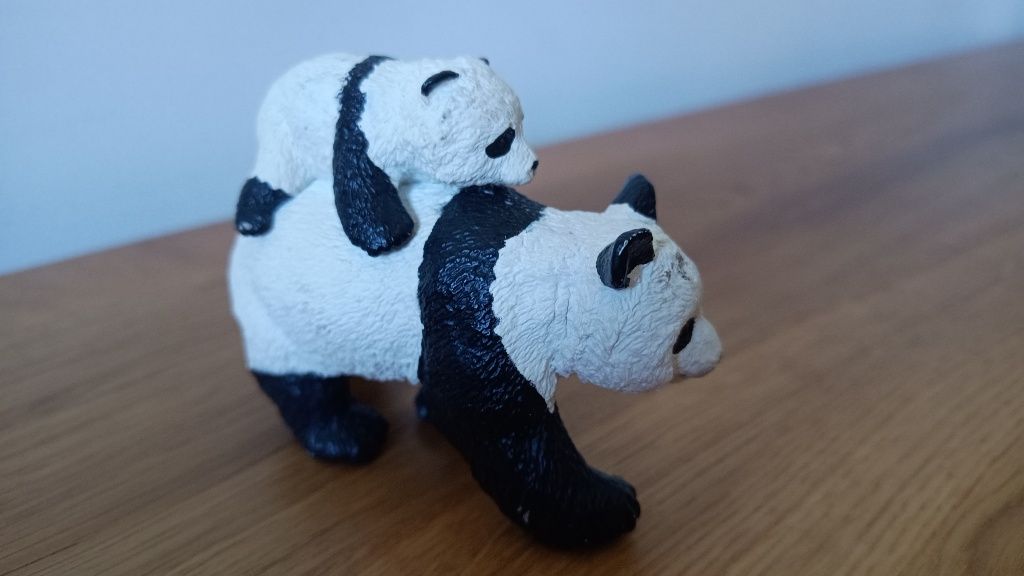 Figurka panda z małym