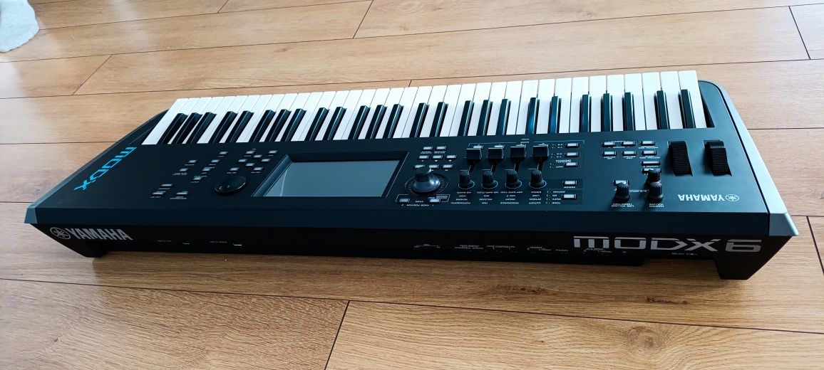 Yamaha MODX6 z oryginalnym soft case