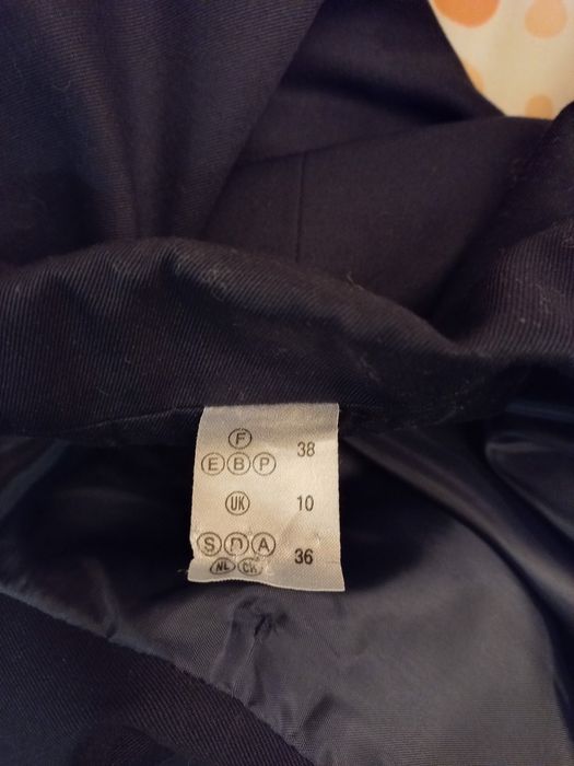 Blazer azul escuro novo com botões dourados