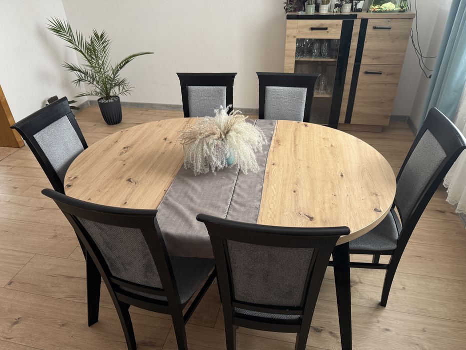 Stół z krzesłami. 145x110