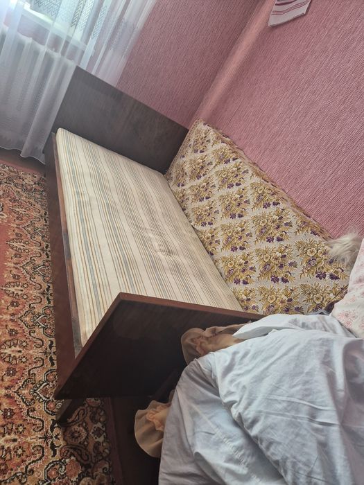 Продам  дерев'яне ліжко(півторашка 90 см)