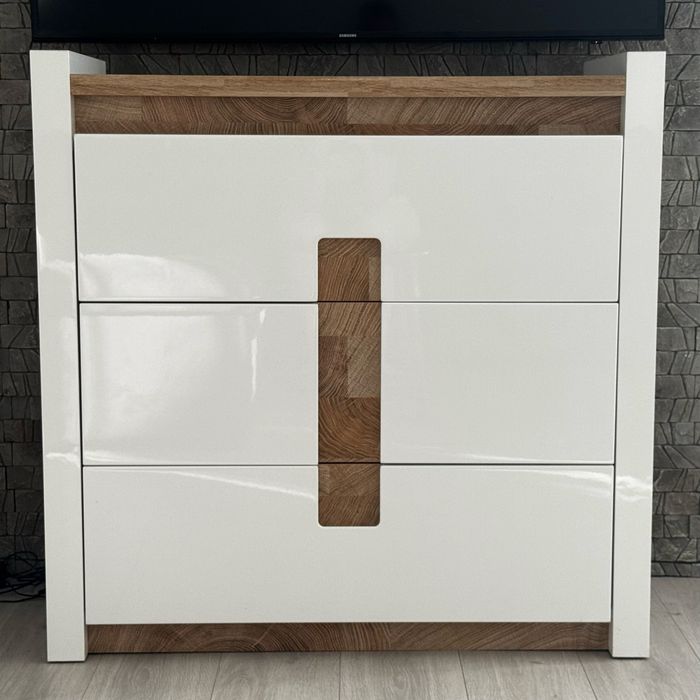 Nowoczesne komody + szafa – biały połysk z drewnianymi akcentami
