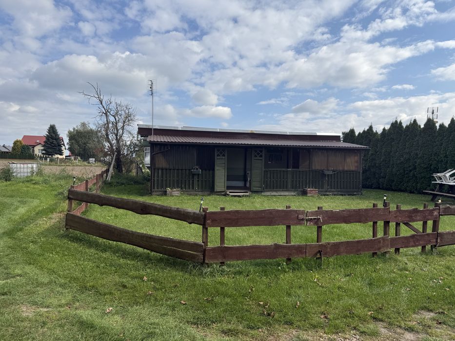 Domek holenderski z tarasem i szopką