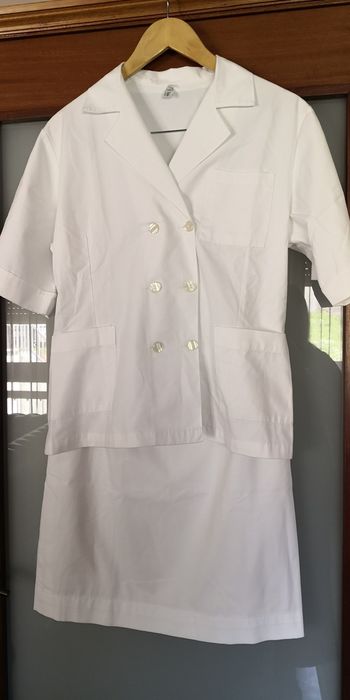 2 uniformes hospitalares femininos (saia e casaco)