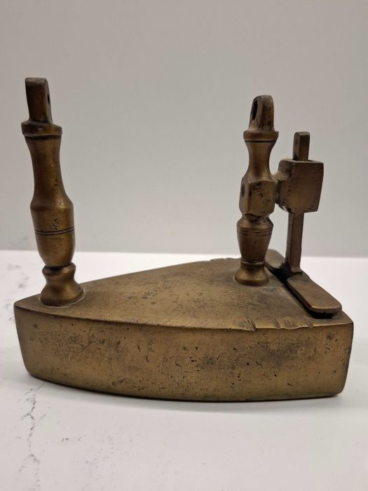 Mosiężne żelazka na duszę