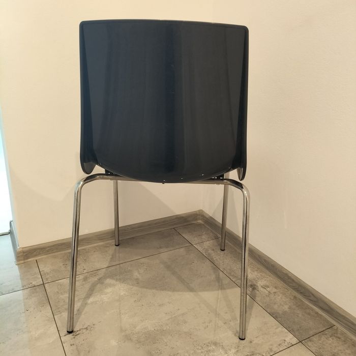 Krzesła plastikowe w bardzo dobrym stanie